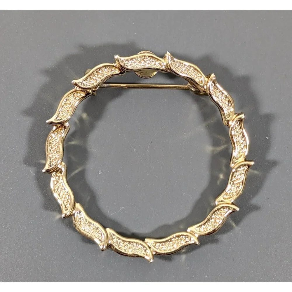 Vintage Gerrys Gold Tone Wreath Round Brooch Pin‎ Classic MCM Holiday
